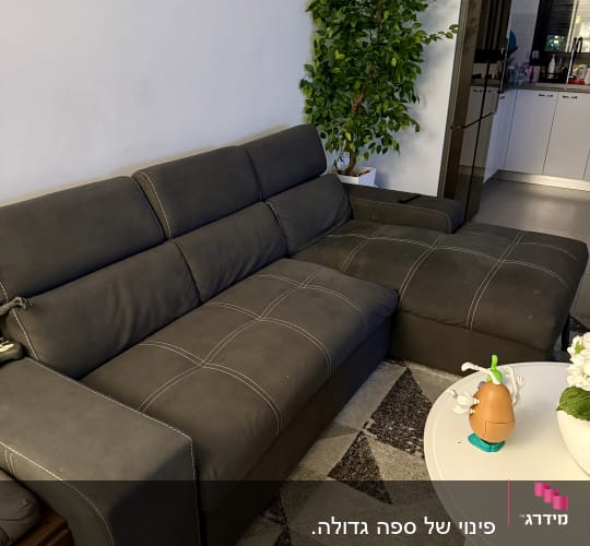 ספה אפורה ליד שולחן עגול עם צעצוע